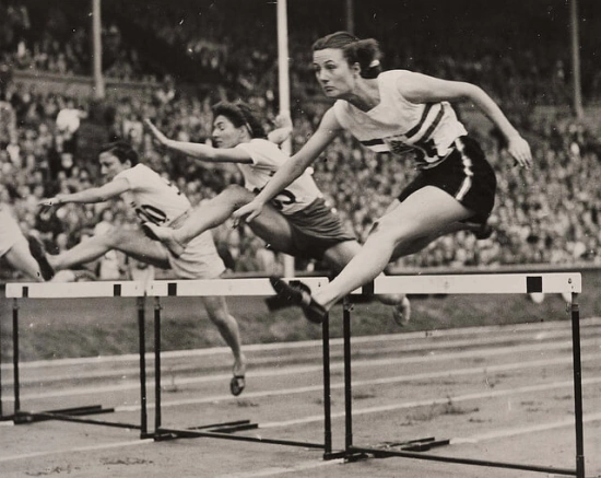 Maureen-Gardner-wins-hurdles-race
